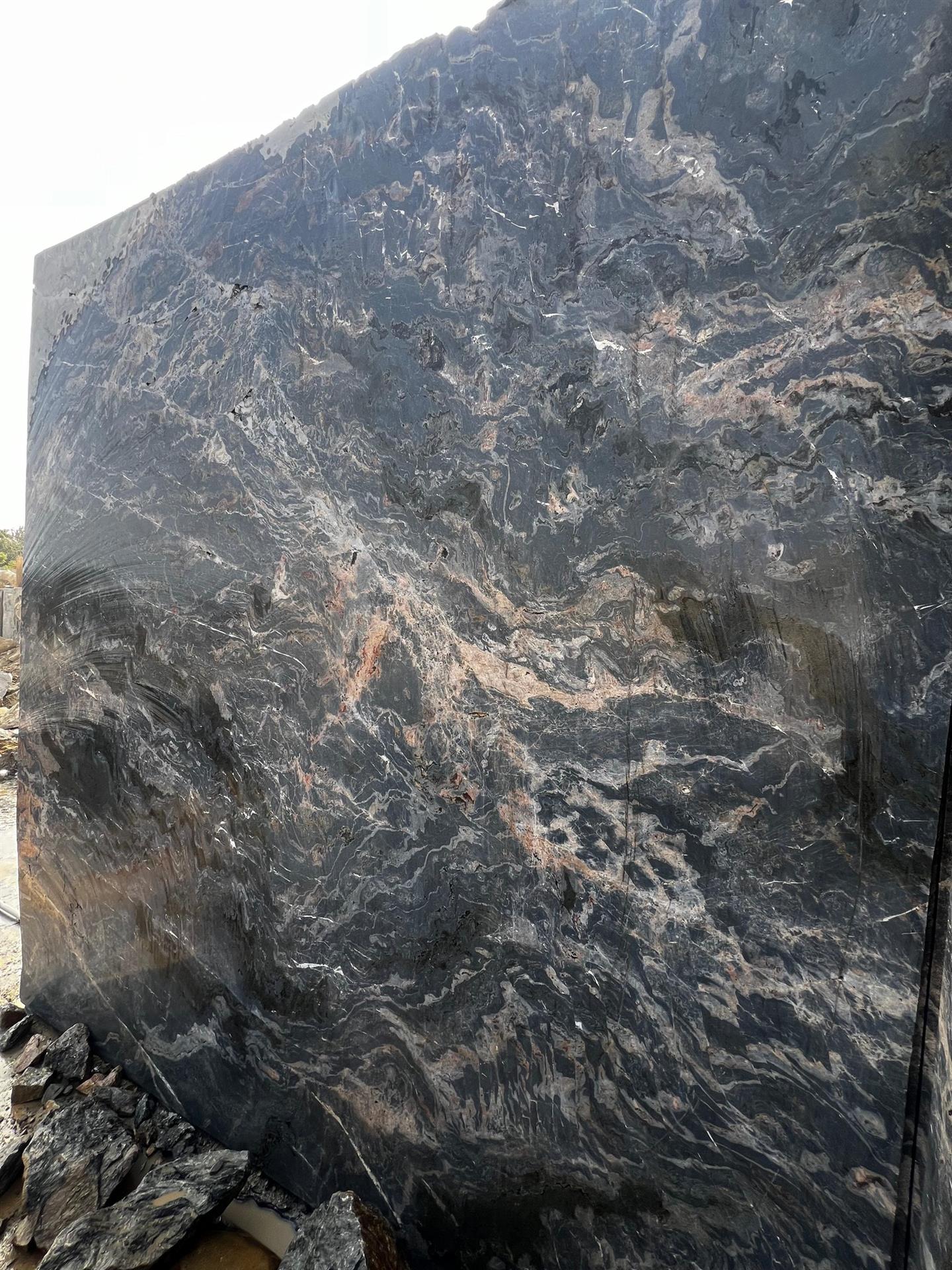 Export containers being loaded with quartzite blocks